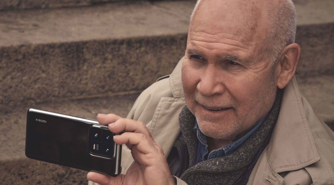 Mann hält das Xiaomi 13 Pro in der Hand