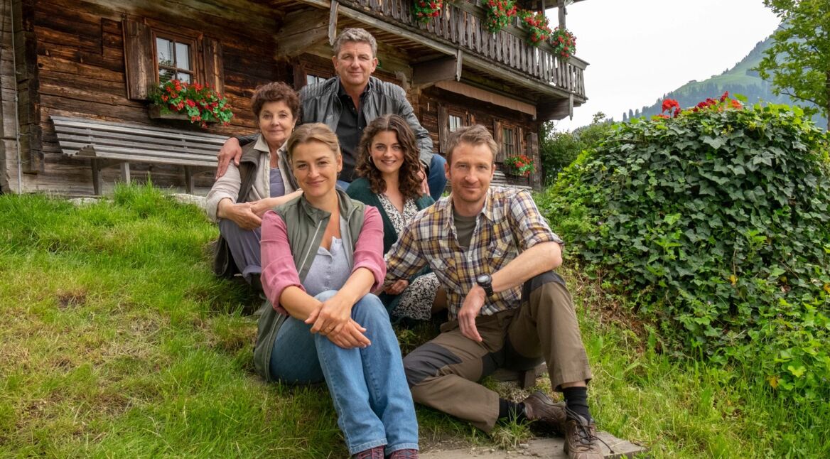 Die "Bergdoktor"-Schauspileler vor malerischer Alpenlandschaft