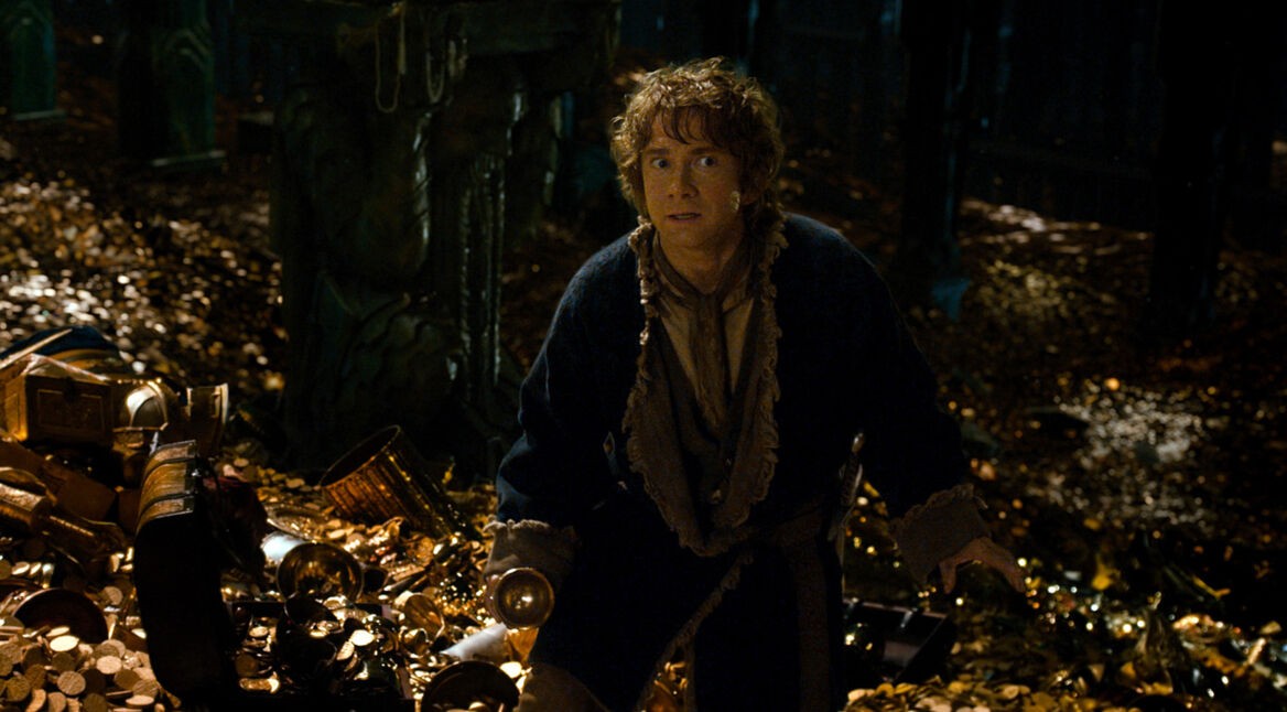 Bilbo Beutlin (Martin Freeman) schleicht sich durch eine Schatzkammer