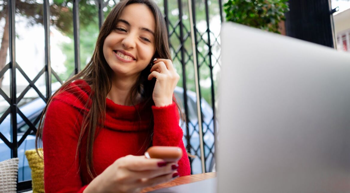 Frau trägt die AirPods im Ohr