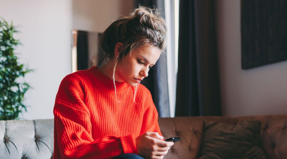 Frau tippt auf dem Handy