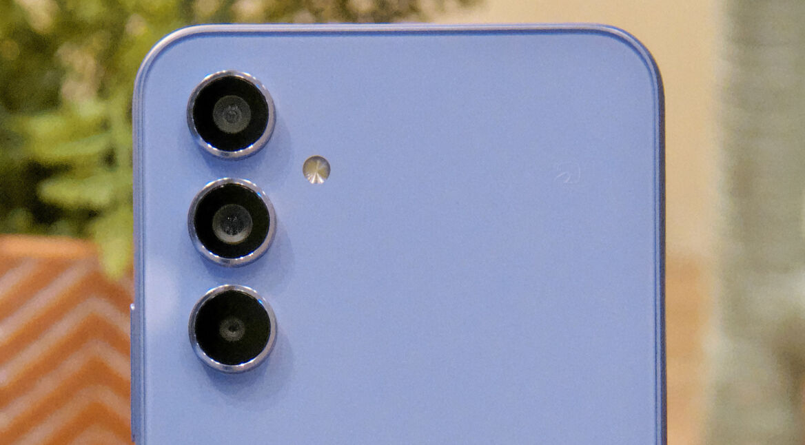 Rückseite des Handys Galaxy A54 mit drei Kameralinsen.