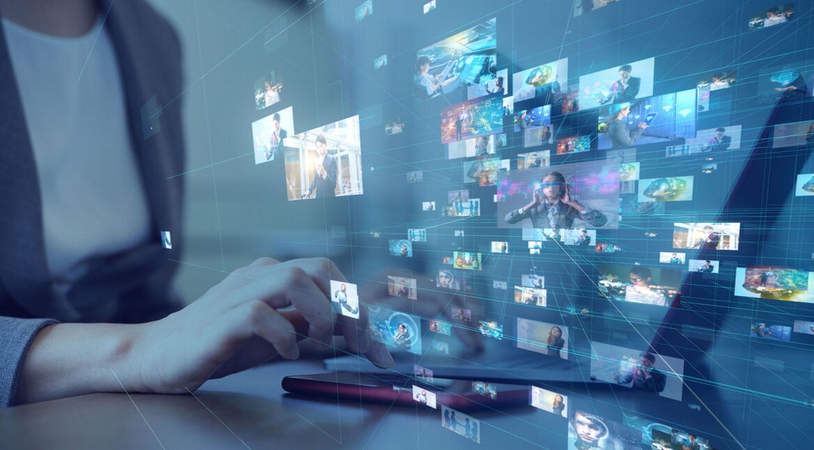 person nutzt bild-ki