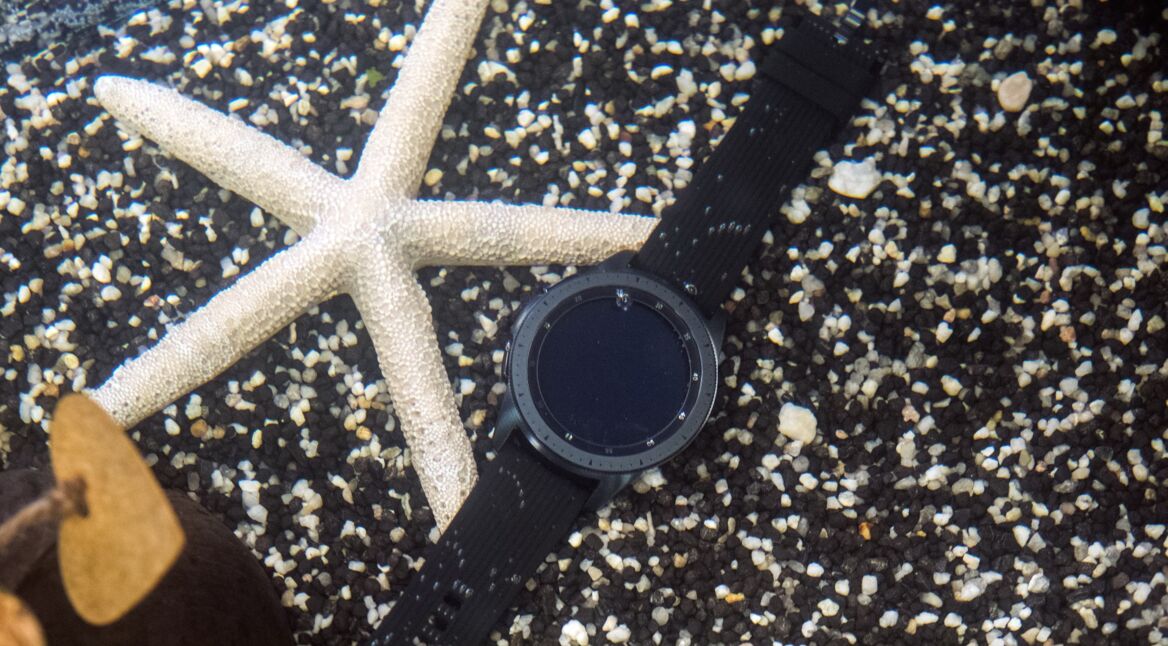 Eine Galaxy Watch im Aquarium