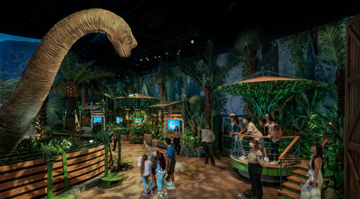 Ein großer Brachiosaurus in der Jurassic World-Ausstellung