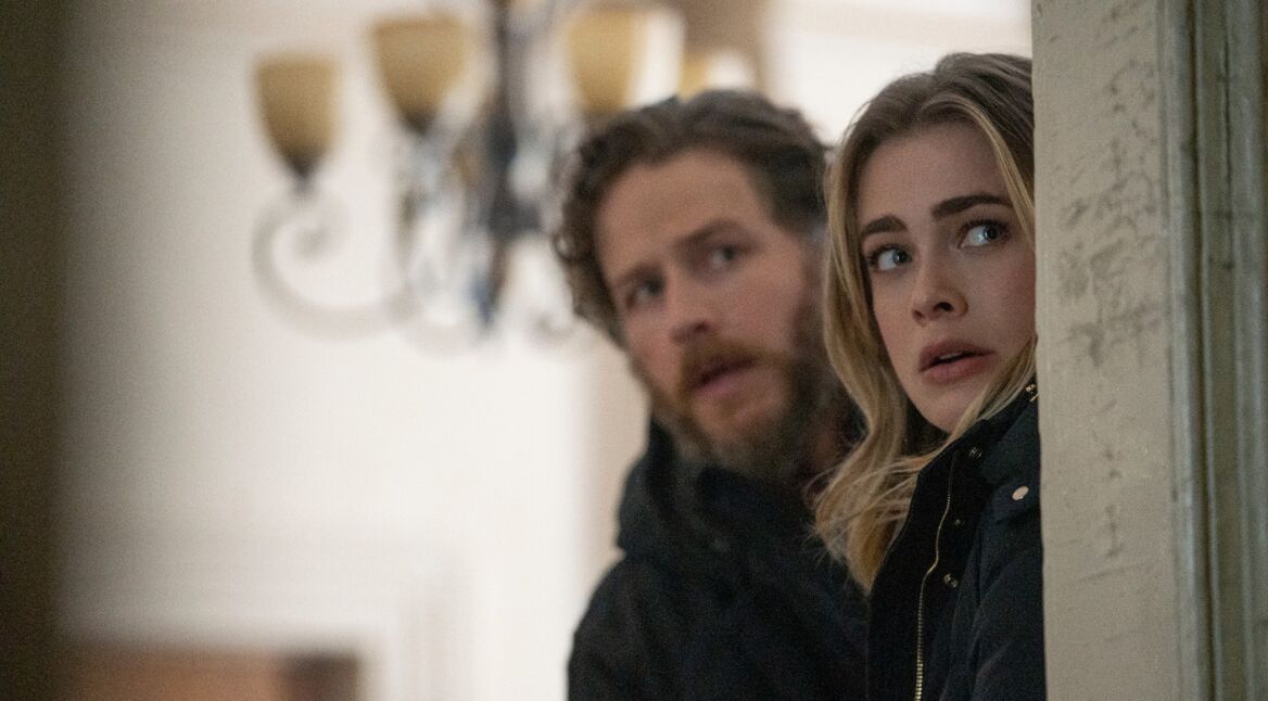 Ein Mann und eine Frau gucken um die Ecke.