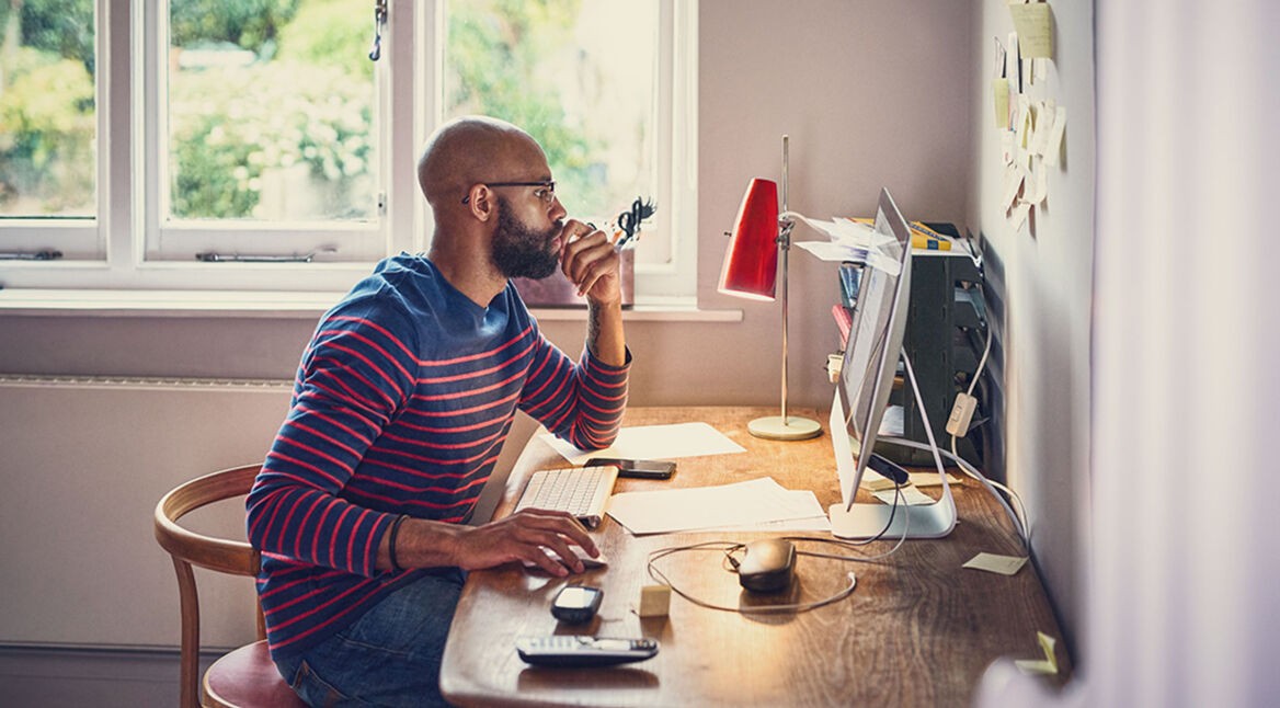 mann surft zuhause im internet