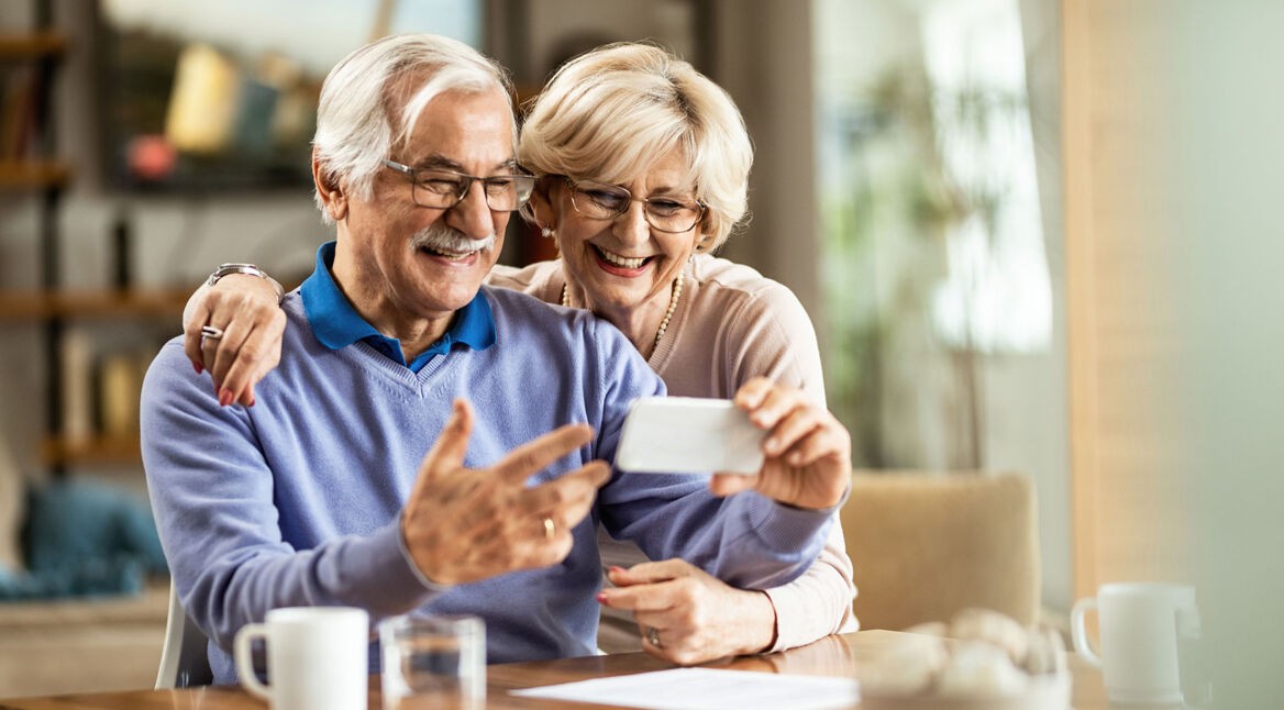 senior:innen benutzen smartphone zuhause