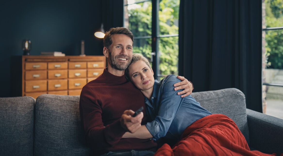 Ein Pärchen schaut sich Netflix mit GigaTV an