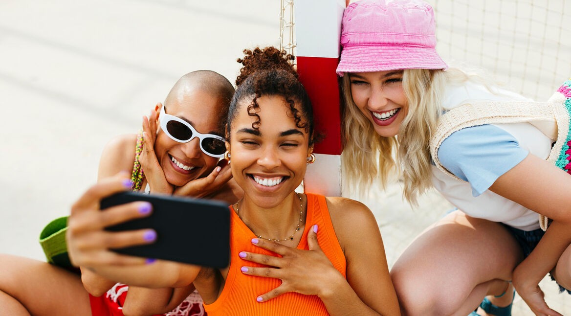 Drei Frauen knipsen ein Selfie