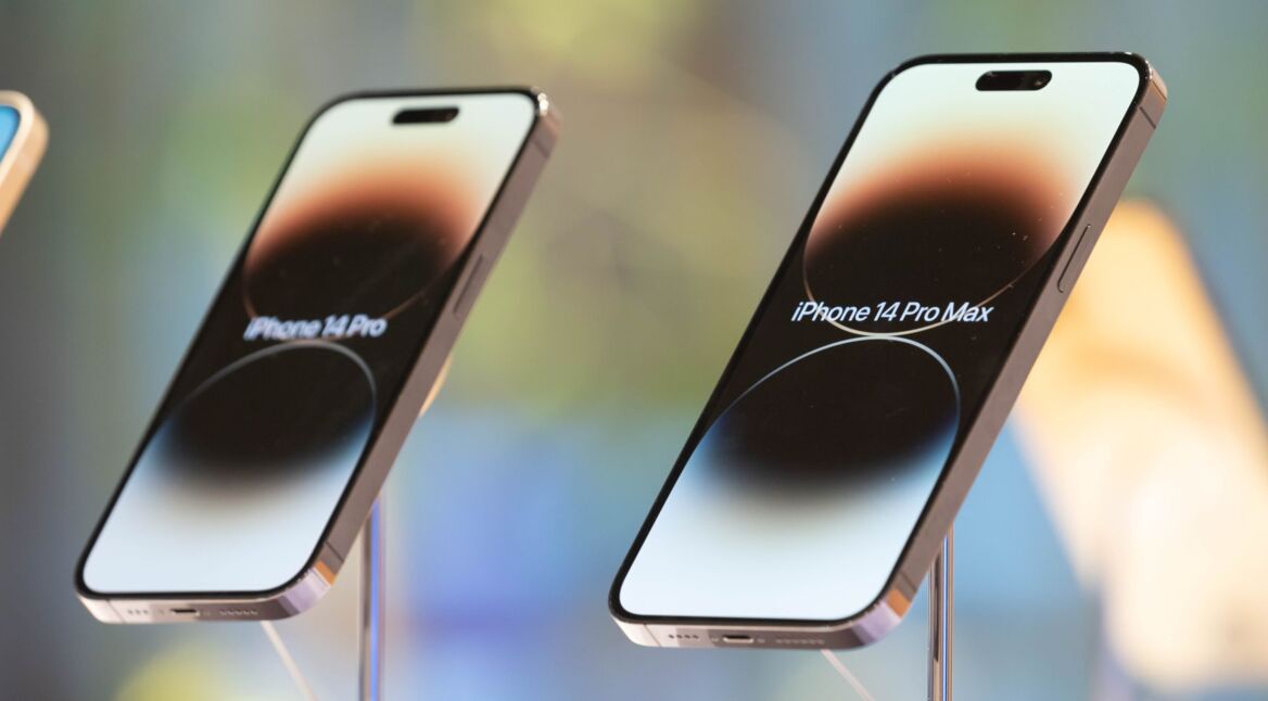 Das größere iPhone 14 Pro Max ist neben dem iPhone 14 Pro ausgestellt
