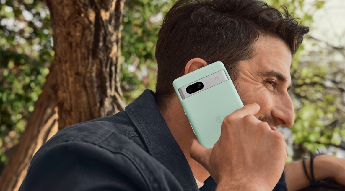 Mann telefoniert mit einem Google Pixel