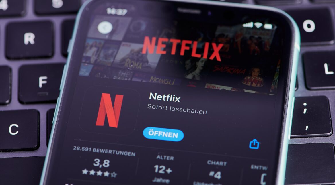 Smartphone mit Netflix-App