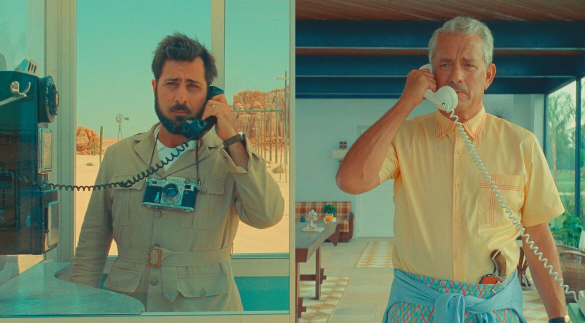 Jason Schwartzman und Tom Hanks telefonieren miteinander in Asteroid City