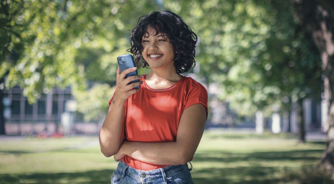 frau surft im internet unterwegs