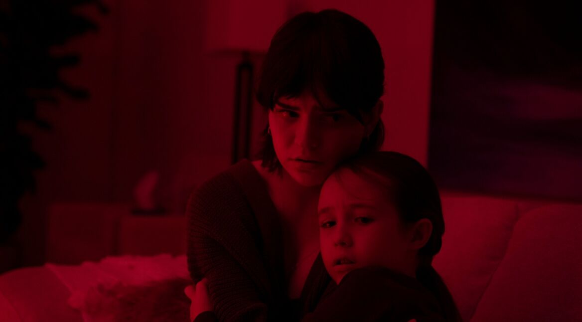 Zwei Kinder in Angst in einem dunklen Raum