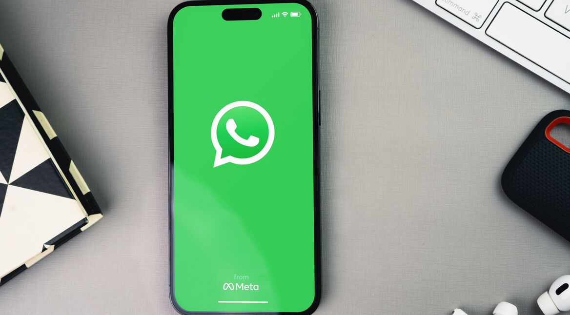 Ein Smartphone mit WhatsApp-Logo