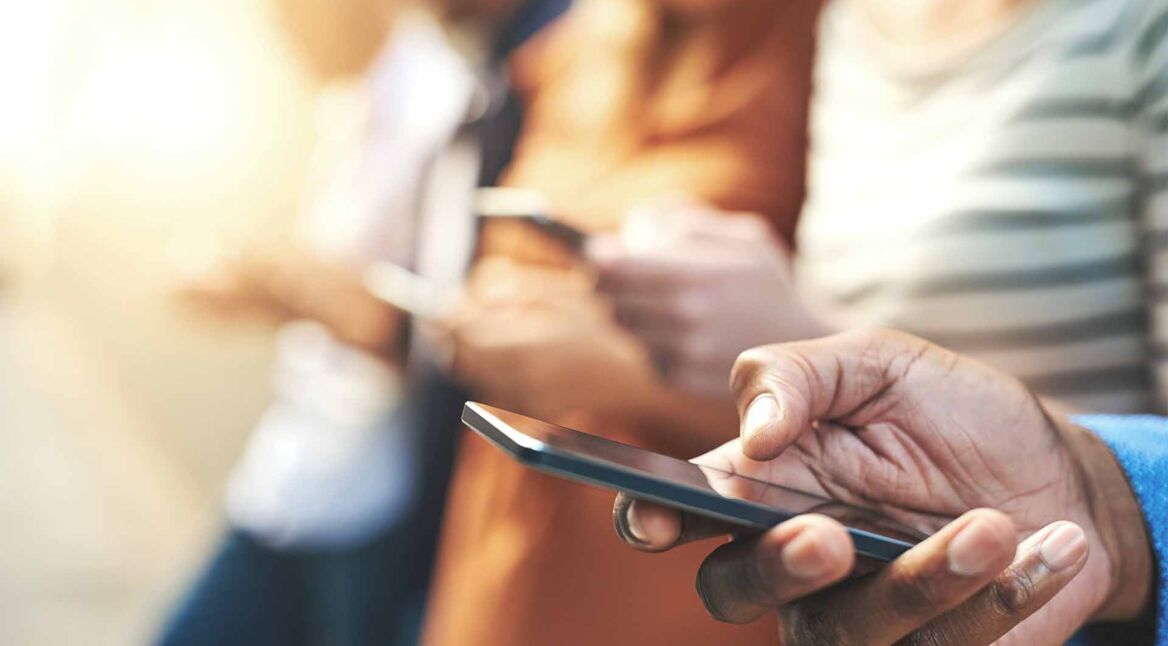 Mehrere Personen halten ihre Handys in der Hand