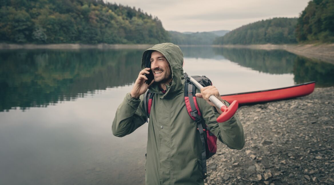 Mann telefoniert in der Natur
