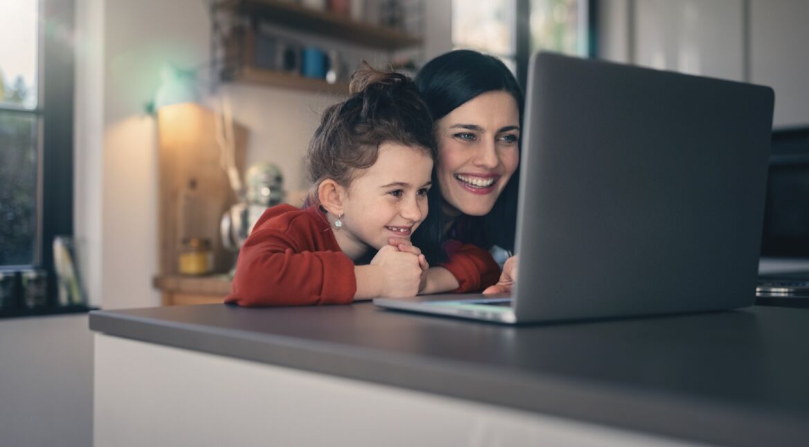 Frau und Kind vor Laptop