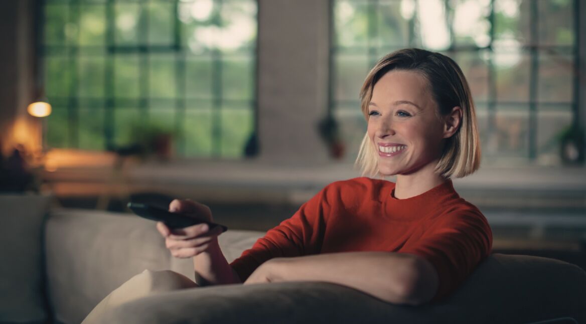 Frau mit Fernbedienung