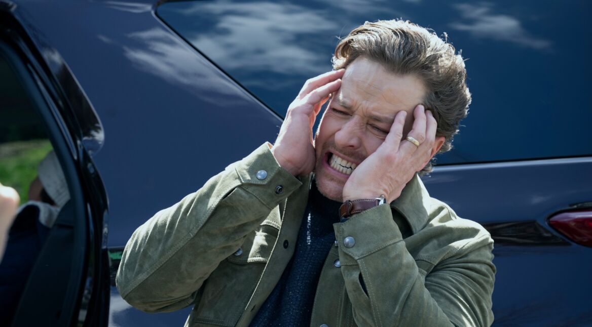 Ein Mann fasst sich an den Kopf.