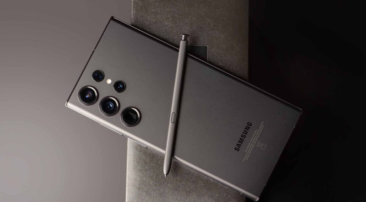 Die Rückseite des Samsung Galaxy S23 Ultra in schwarz