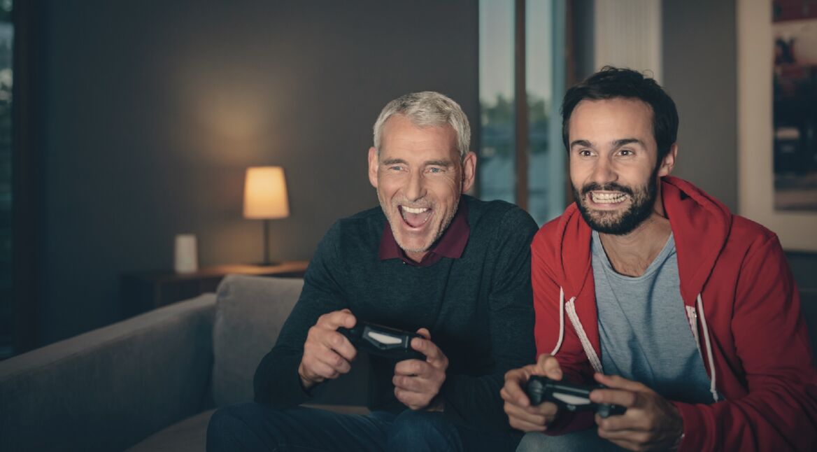 Zwei Männer spielen mit der Spielkonsole