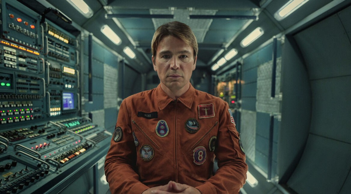 Josh Hartnett in einem Raum umgeben von Technik