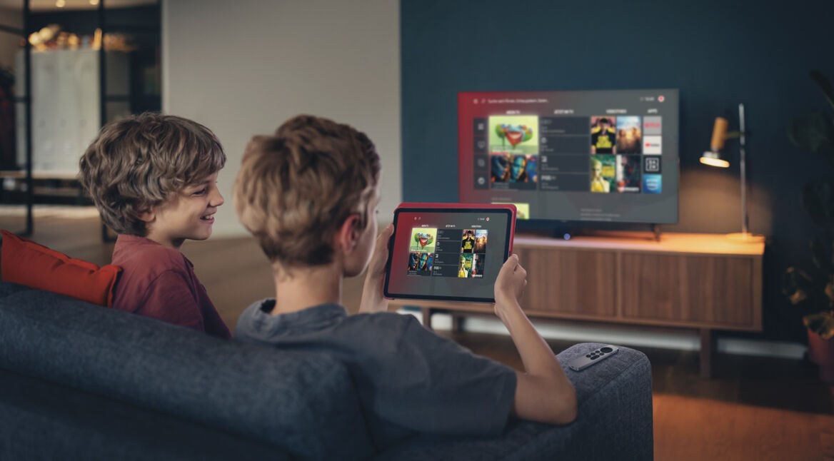 zwei Kinder schauen zusammen eine Sendung GigaTV-Mediatheken für Kinder