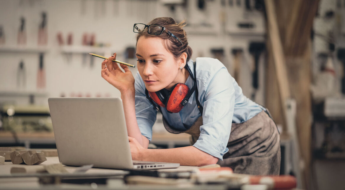 frau surft mit laptop im internet