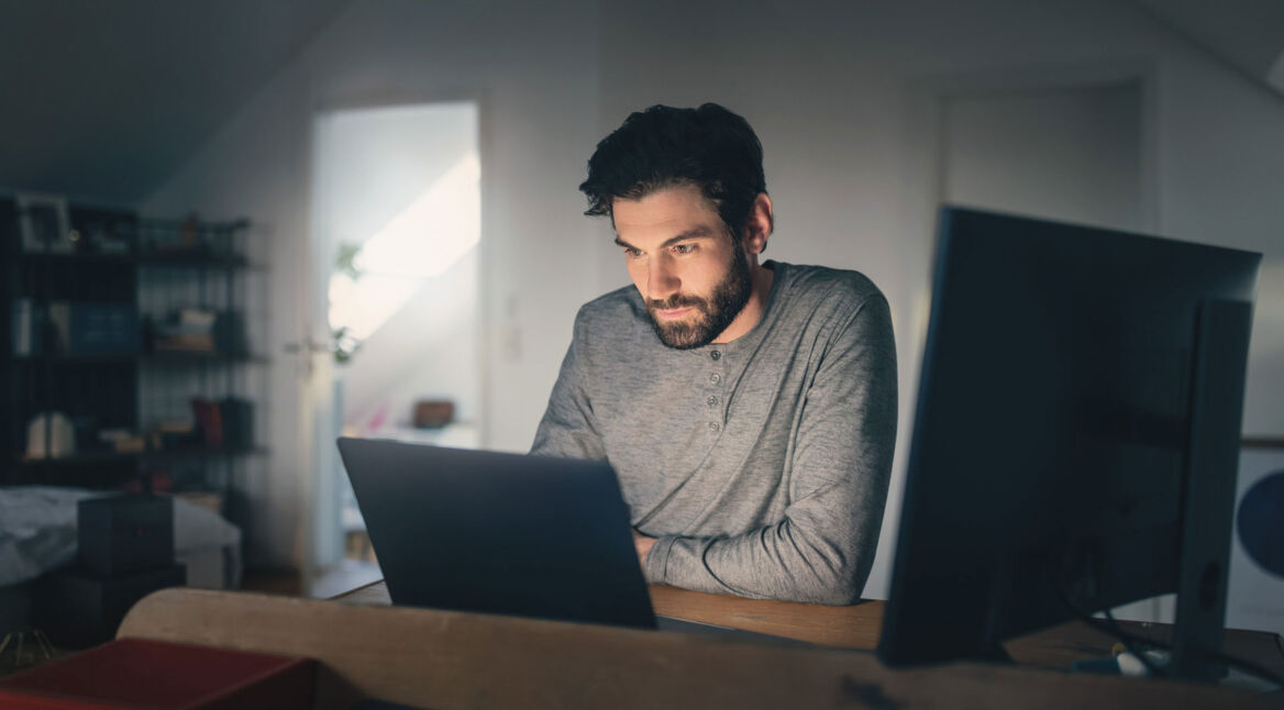 mann sitzt am laptop rückwegstörung