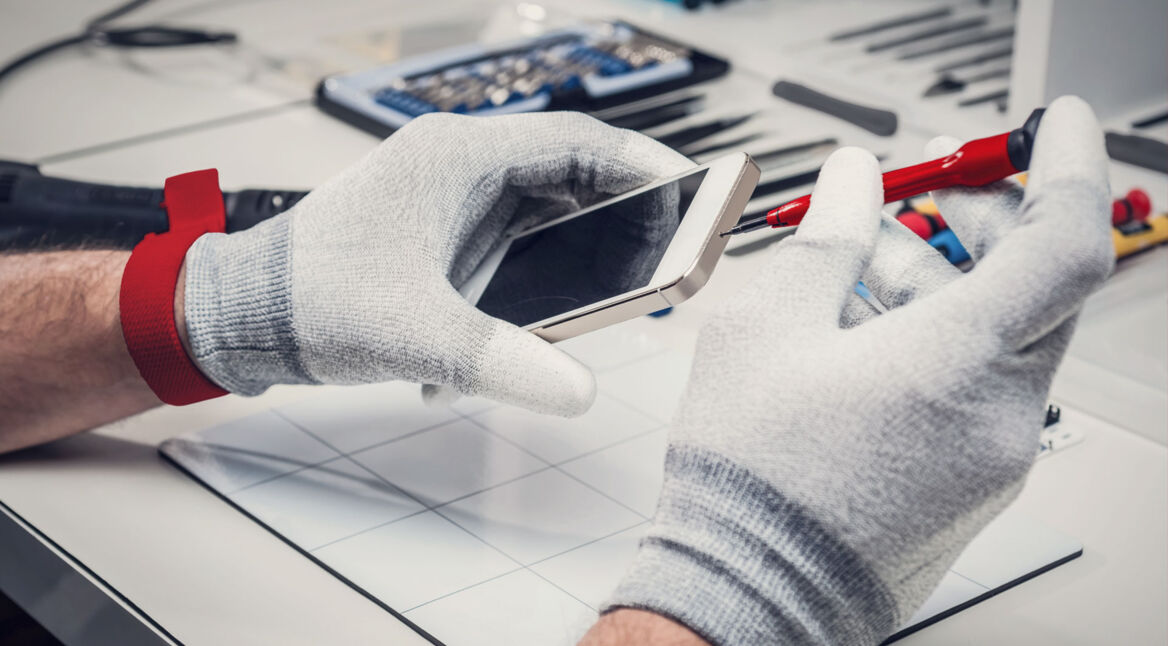 Smartphone wird beim Vodafone Reparatur-Service repariert