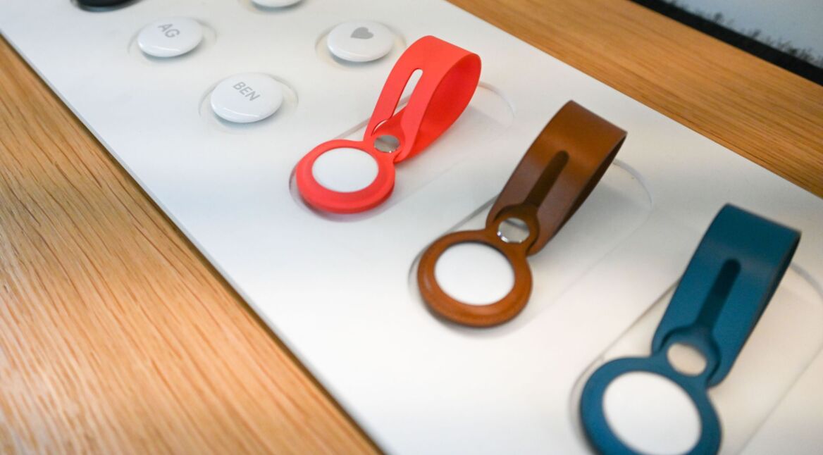 AirTags im Apple Store ausgestellt