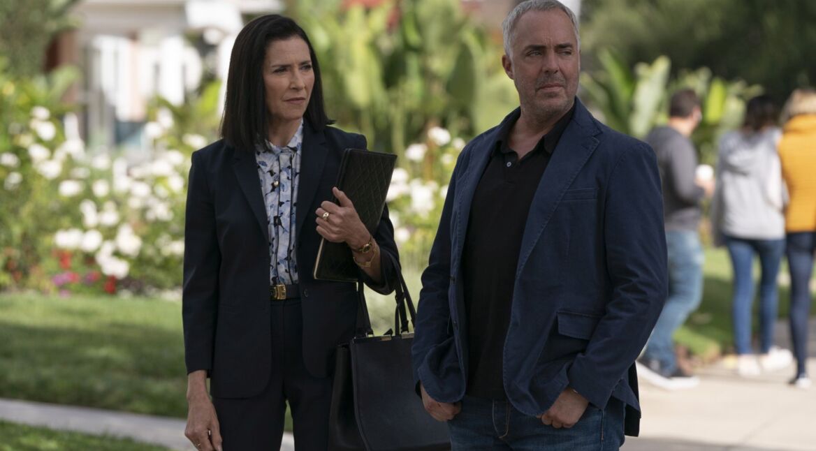 Mimi Rogers und Titus Welliver in "Bosch: Legacy"