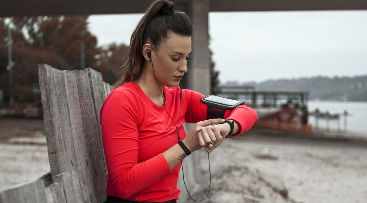 Frau schaut auf ihre Pixel Watch
