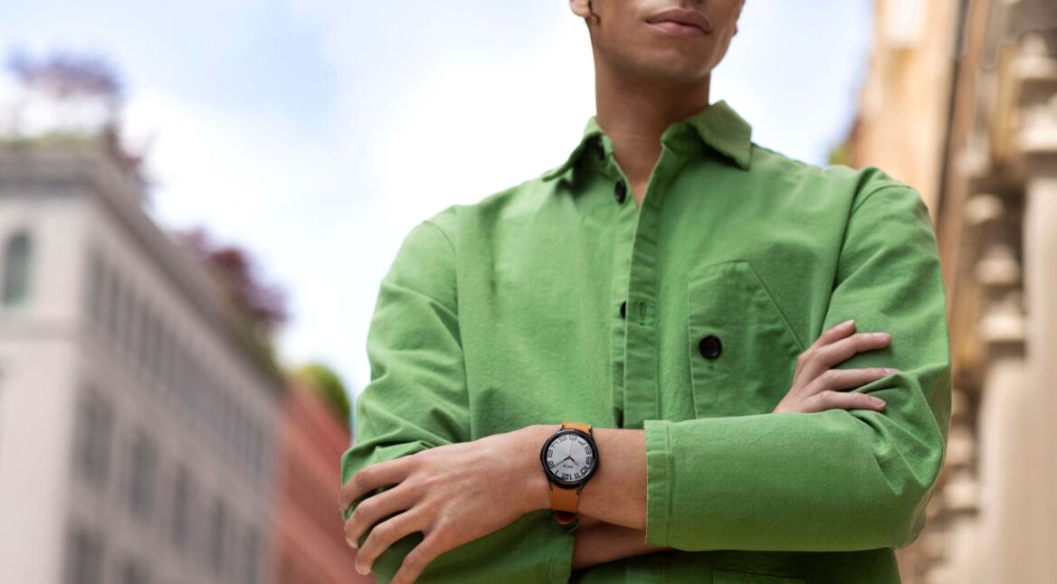 Mann trägt Galaxy Watch6 Classic