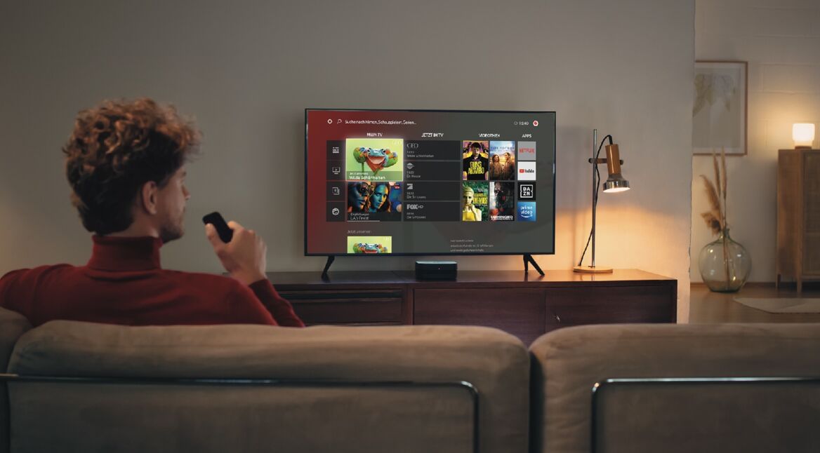 Mann mit Fernbedienung schaut GigaTV