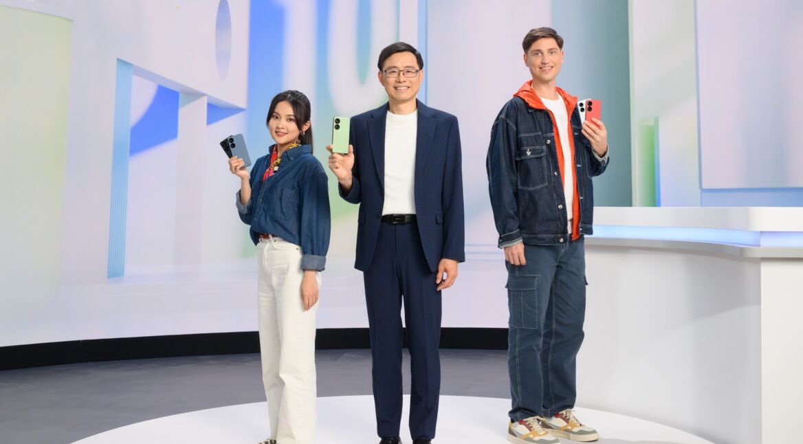 Zwei Männer und eine Frau präsentieren ein Smartphone.