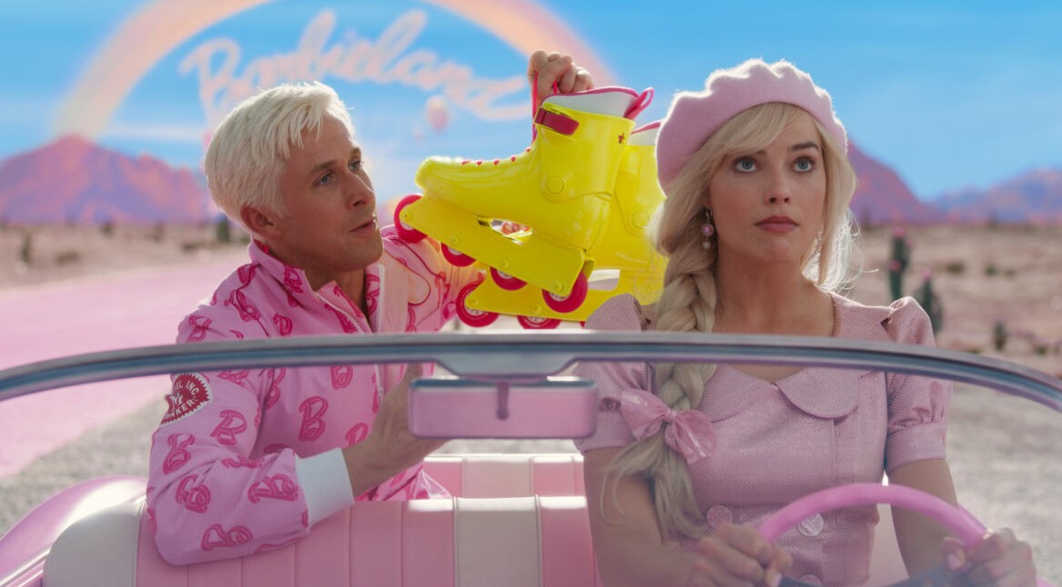 Margot Robbie und Ryan Gosling sitzen im pinken Cabrio