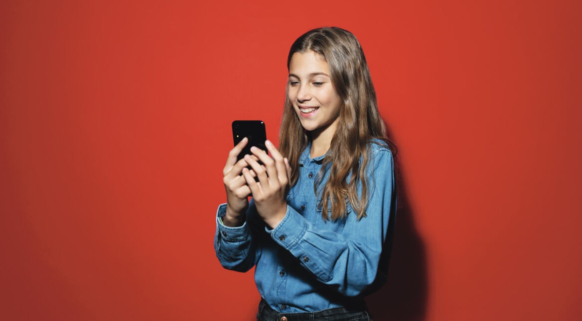 Mädchen schaut auf ihr Smartphone