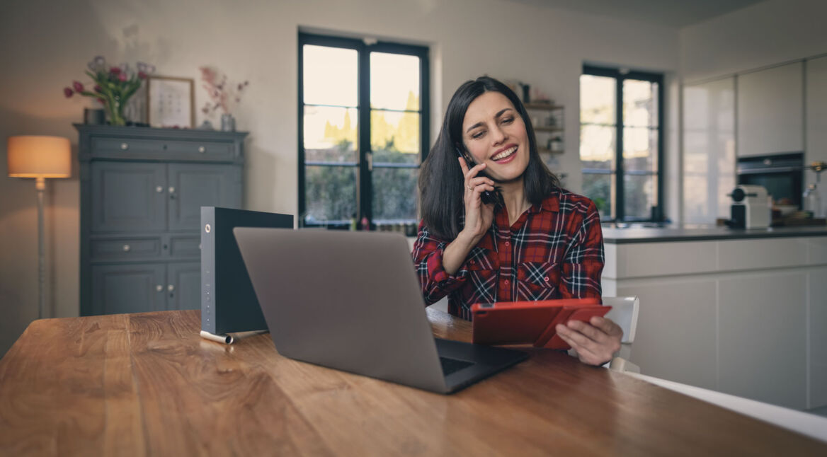 frau nutzt vodafone kabel anschluss zuhause
