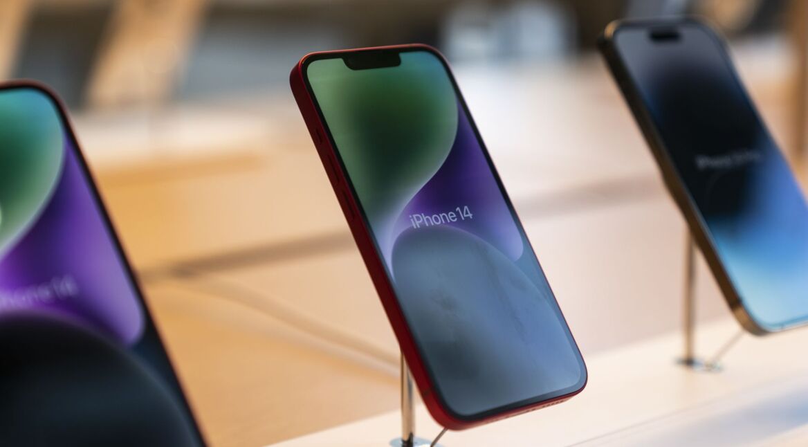 Die Modelle des iPhone 14 ausgestellt