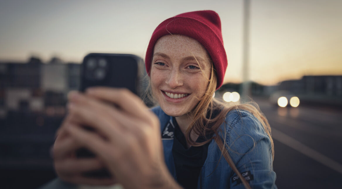 iPhone doppelte Bilder löschen: Frau mach Foto mit Handy
