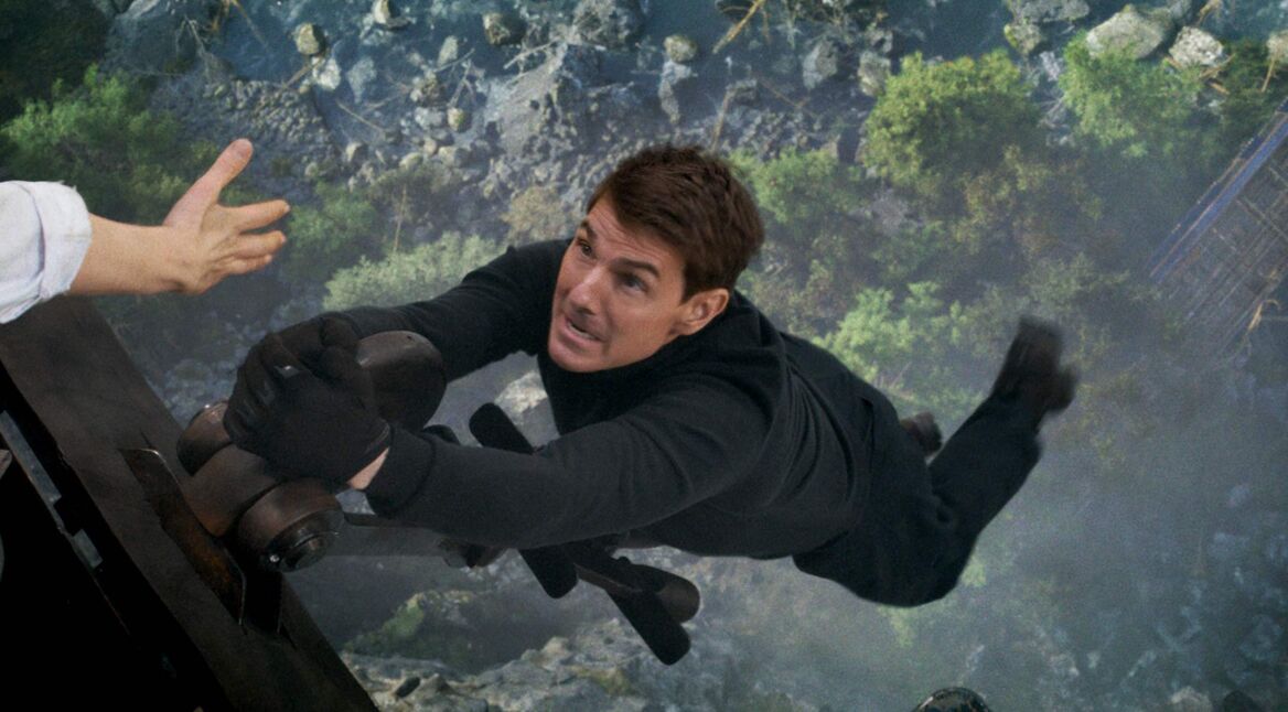 Tom Cruise hängt an einem Helikopter