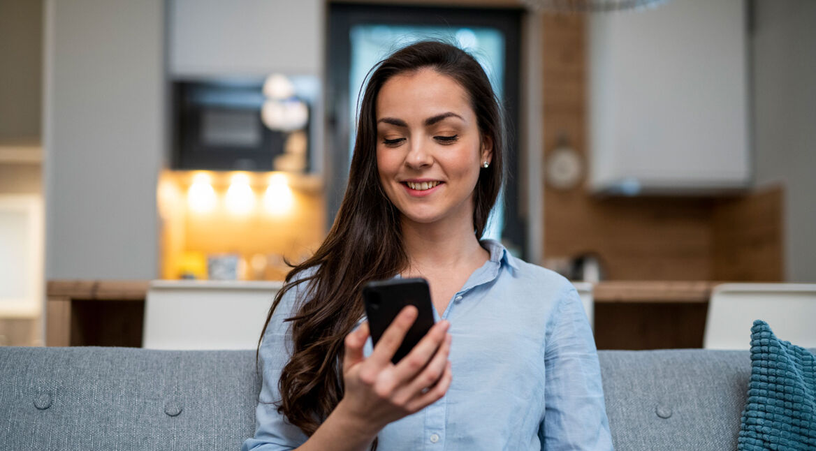 frau nutzt service-codes auf ihrem Smartphone