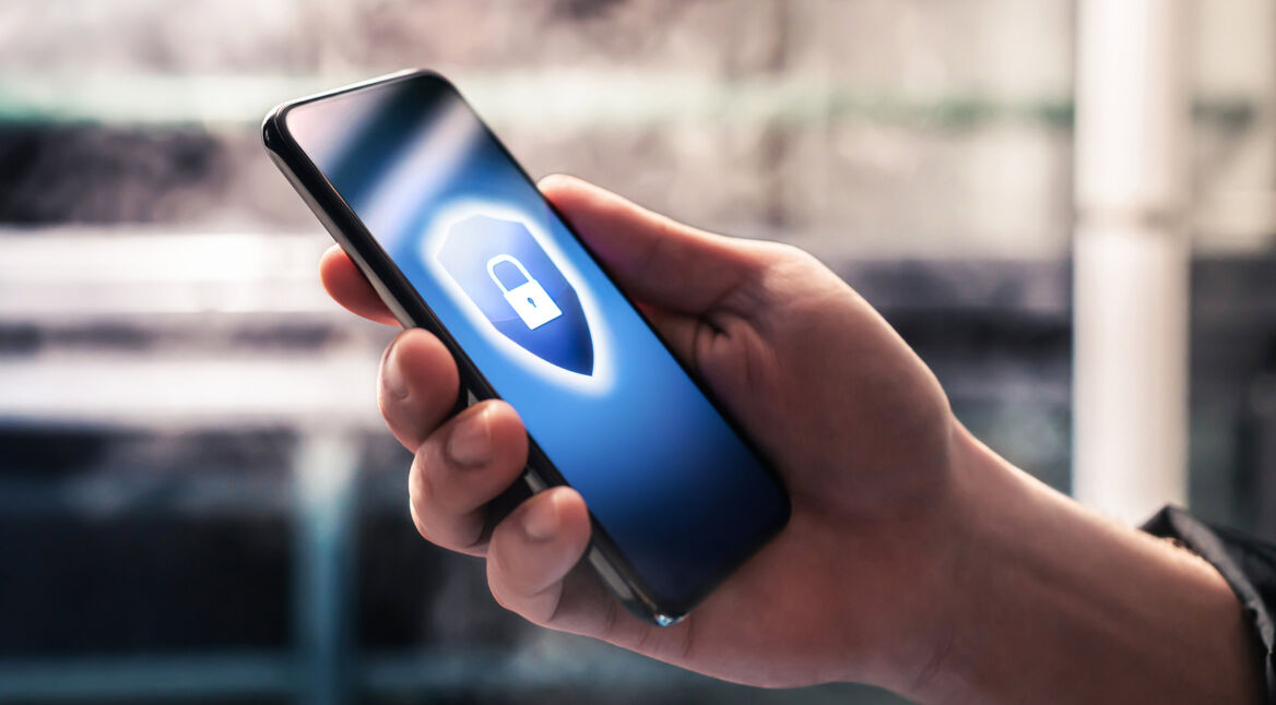 Hand hält Smartphone mit Schloss-Symbol