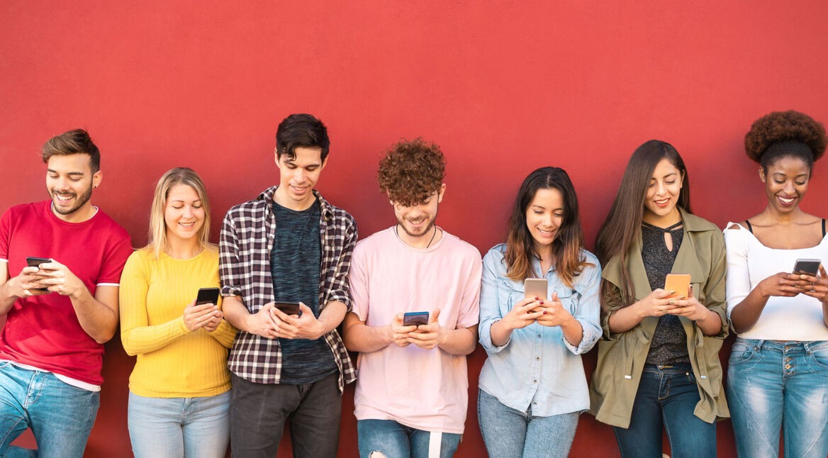 gruppe von jungen leuten nutzt smartphones