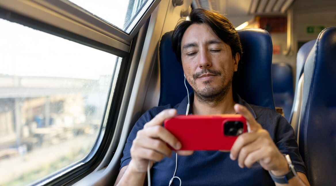 Mann streamt Video über Smartphone in Bahn