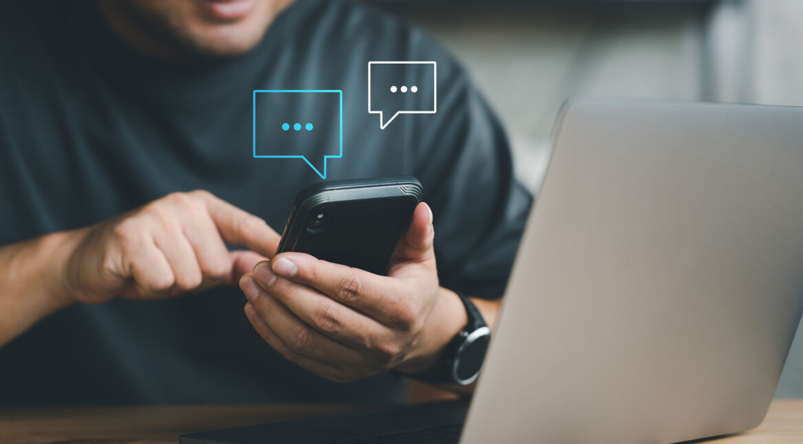 Eine Person nutzt die Threads App als Twitter-Alternative